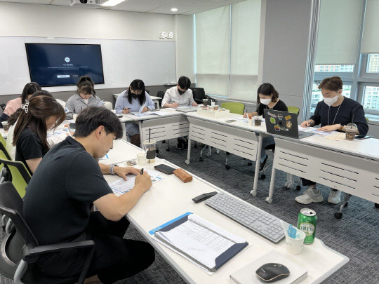 잡코리아 직원들로 구성된 문화추진단 '이음이'가 기업문화 혁신에 대한 회의를 진행하고 있다. 잡코리아 제공
